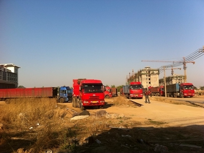 河北1.5萬噸排隊(duì)過磅卸車現(xiàn)場